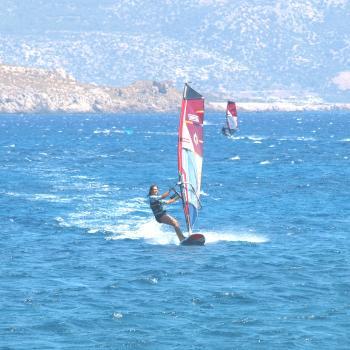 Alexandra Haugg surfing